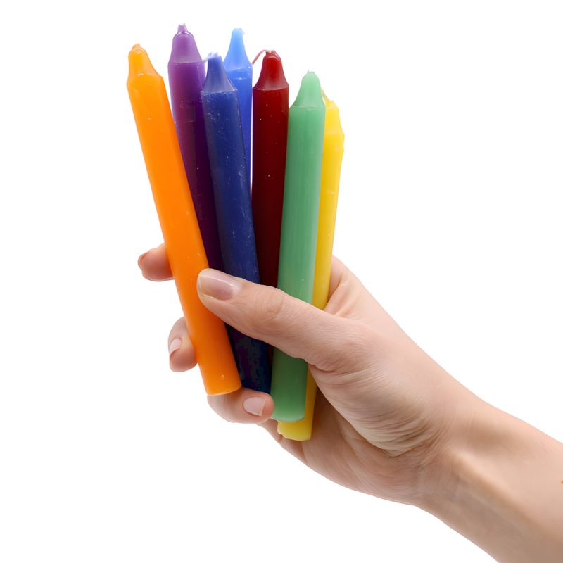 mano con Velas de oracion de colores